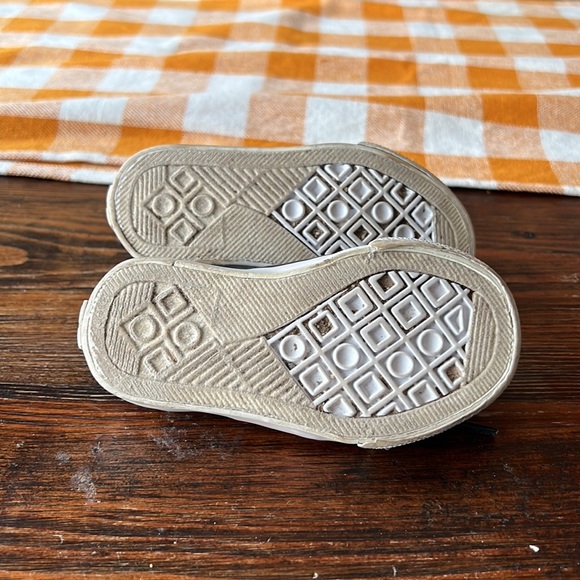 Toddlers shoes size 5 - Picture 3 of 3